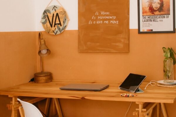 Gezellig minimalistisch thuiskantoor met houten bureau