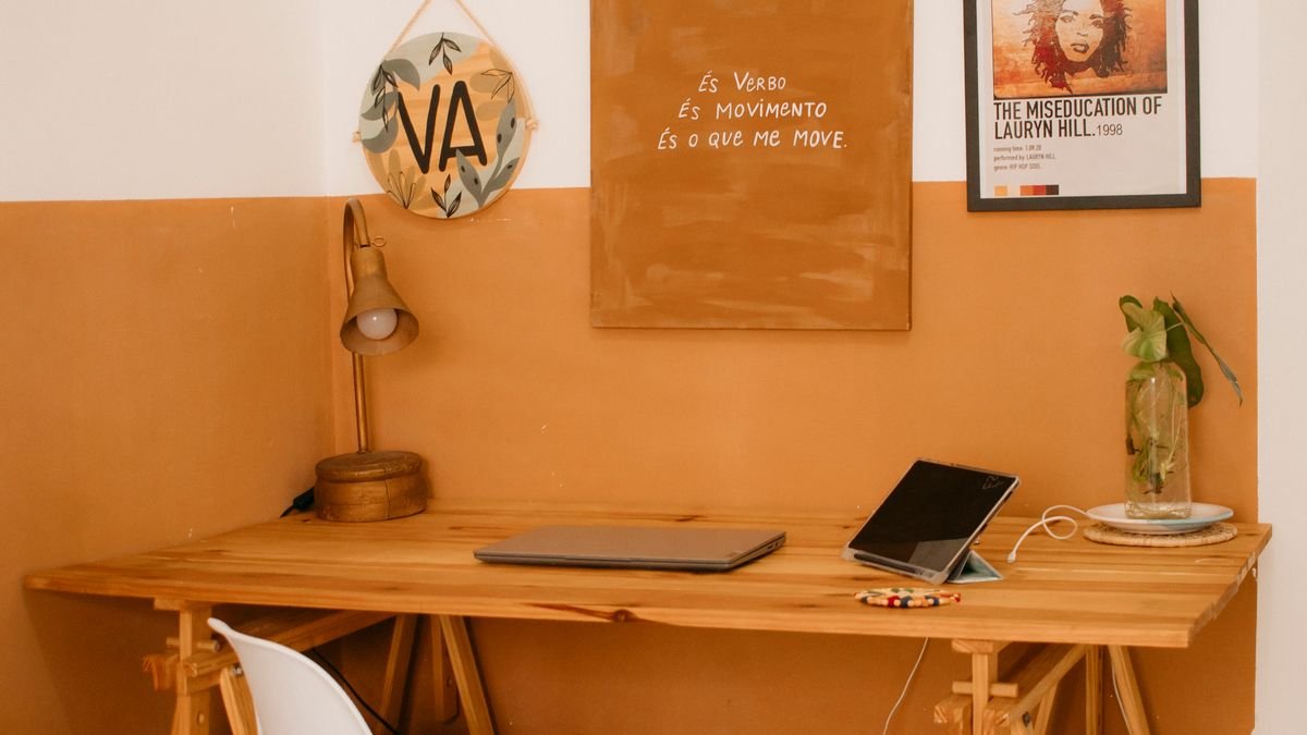Gezellig minimalistisch thuiskantoor met houten bureau