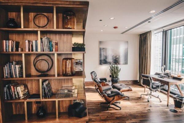Foto van een houten boekenkast