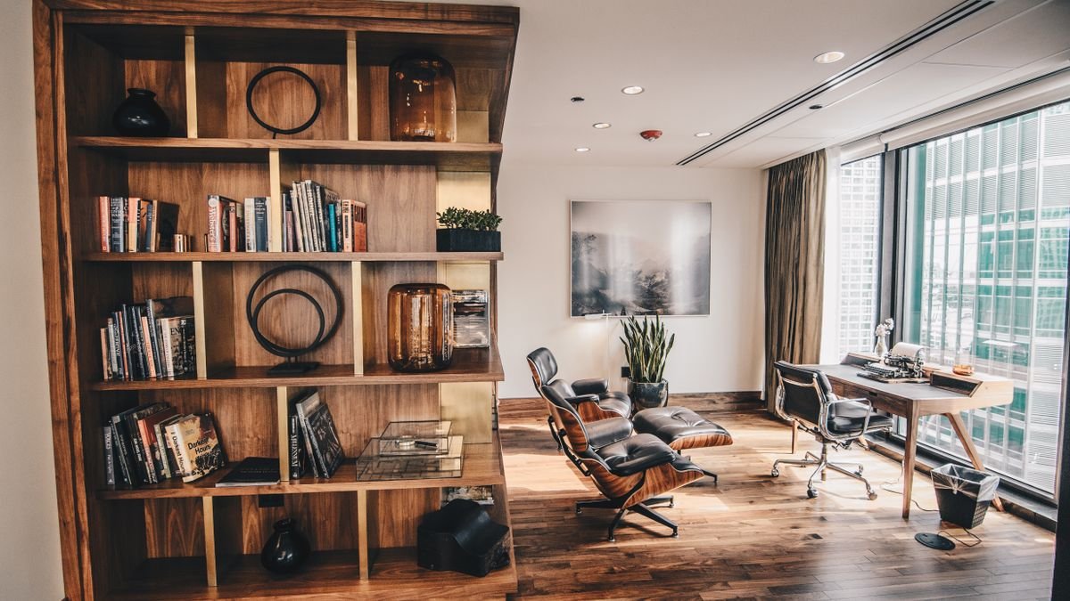Foto van een houten boekenkast