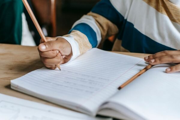Anonieme leerling lost een opdracht op tijdens de les