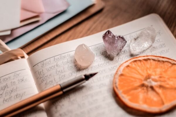 Opengeslagen journal met pen op een houten tafel