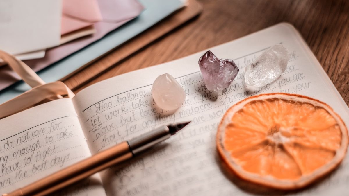 Opengeslagen journal met pen op een houten tafel