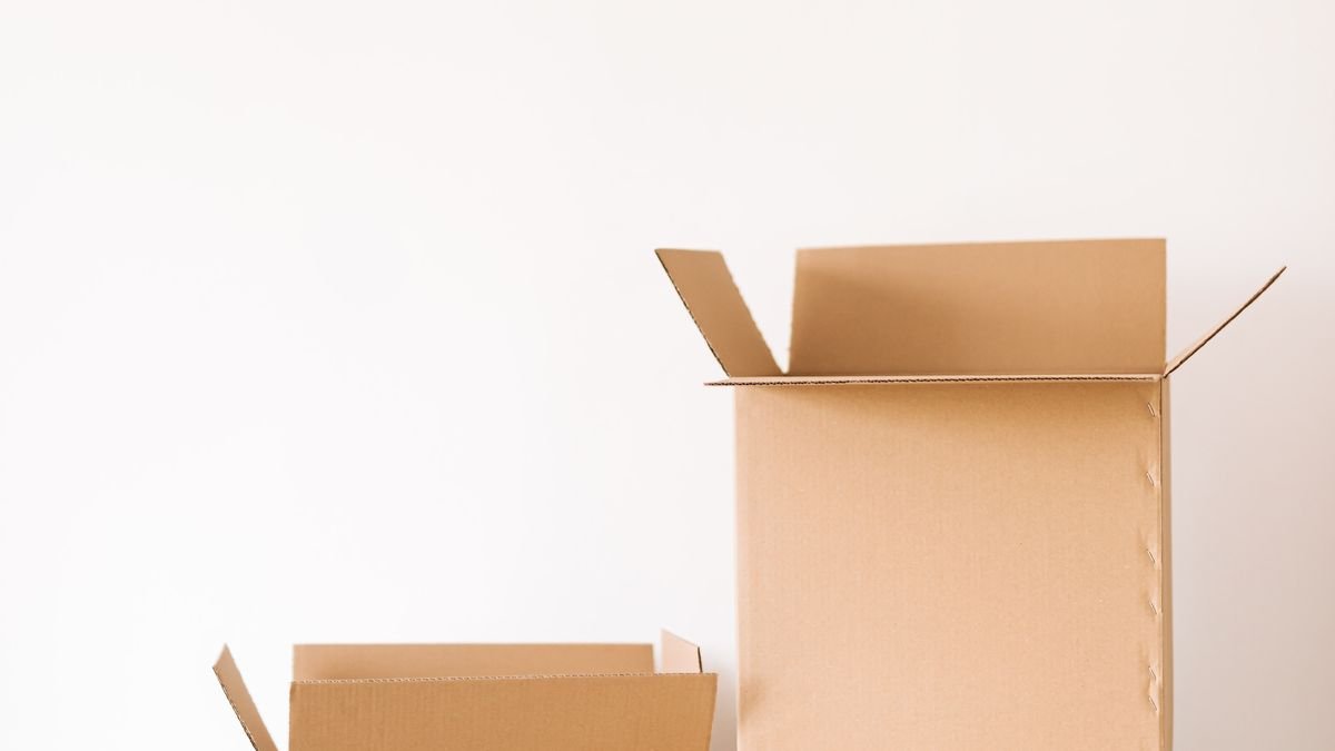 Kartonnen dozen en boeken op een houten tafel