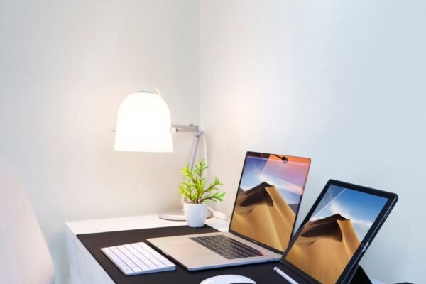 Laptop en tablet op een tafel