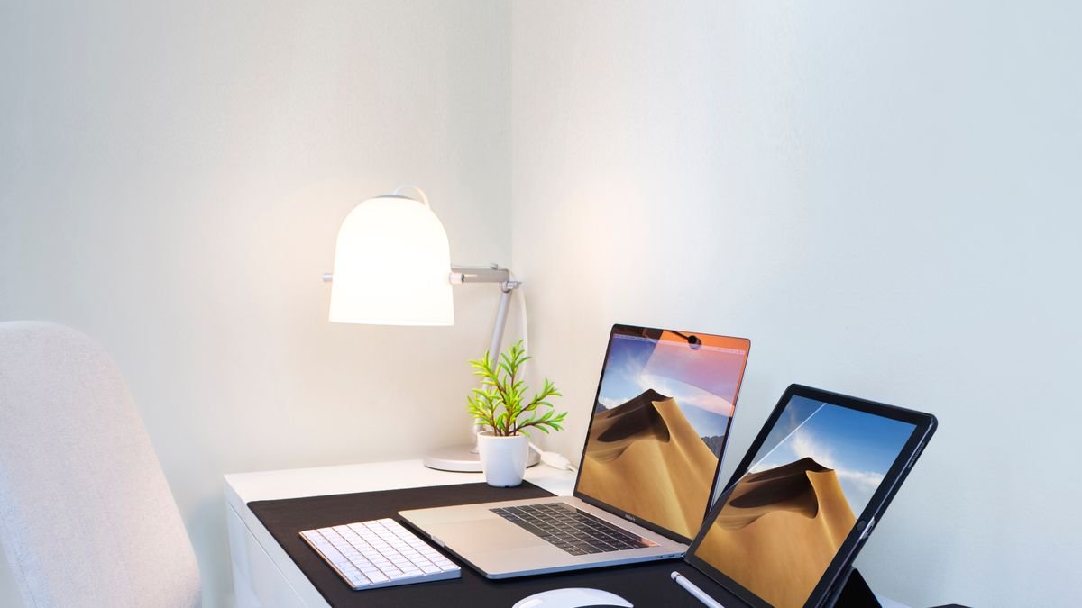 Laptop en tablet op een tafel