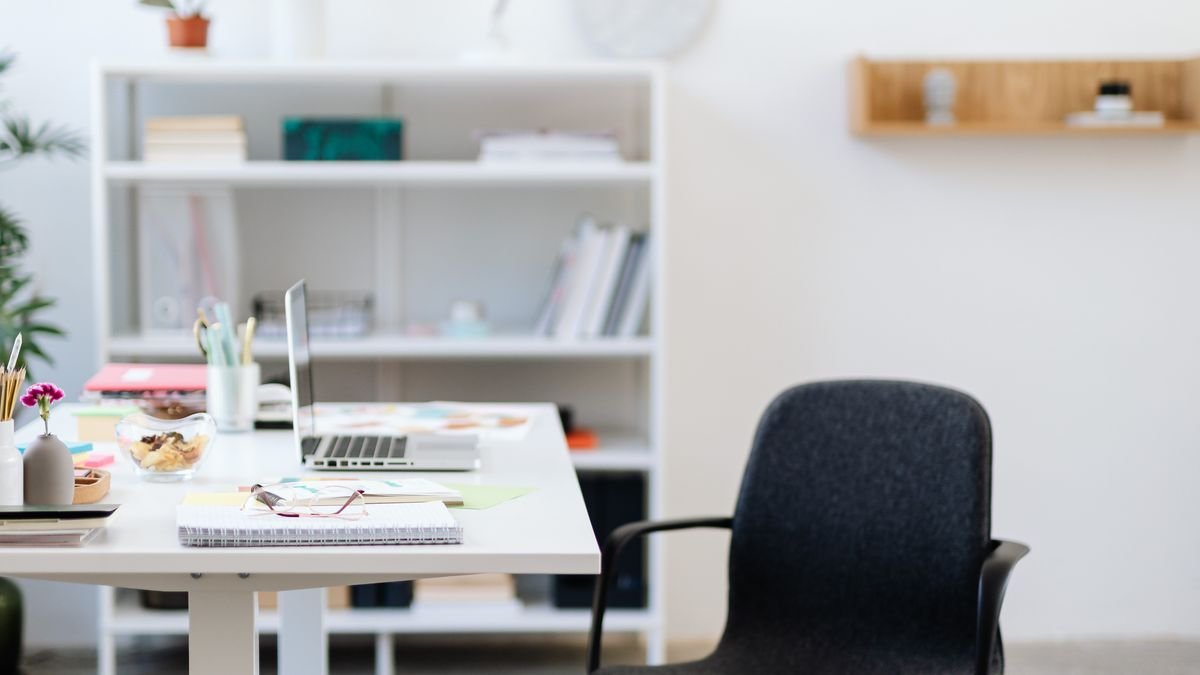 Bureaustoel naast een werkbureau