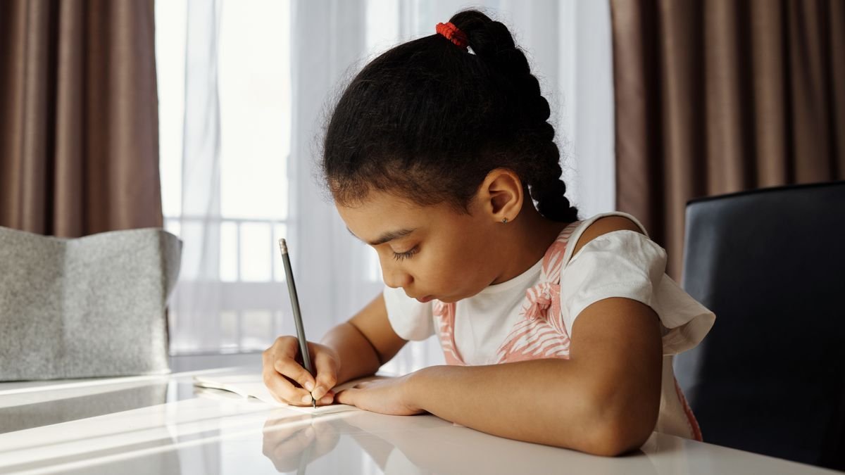 Klein meisje dat haar huiswerk maakt