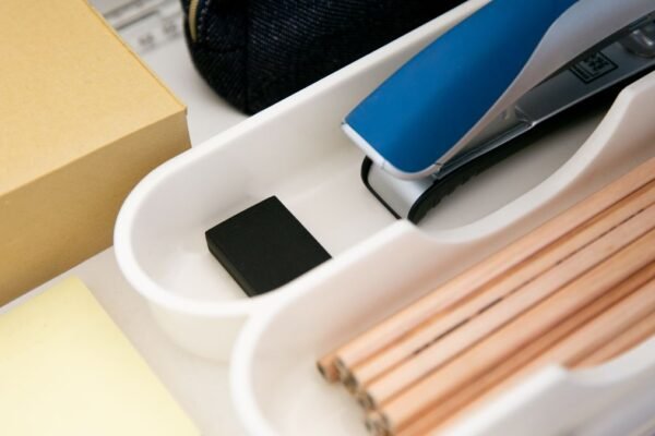 Bureaulade met potloden, nietmachine en post-its