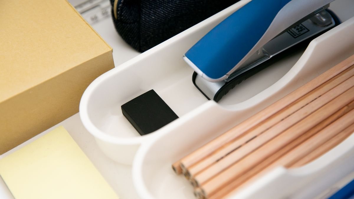 Bureaulade met potloden, nietmachine en post-its