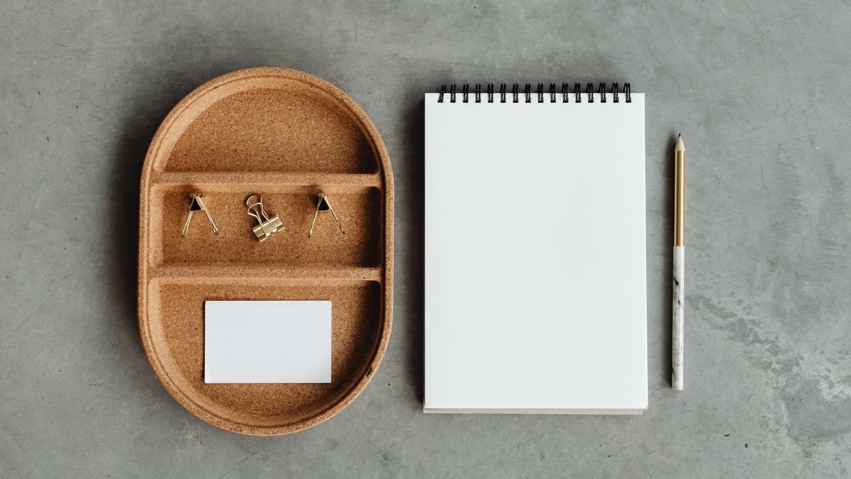 Spiraalnotitieboek, potlood en kurken bakje met clips