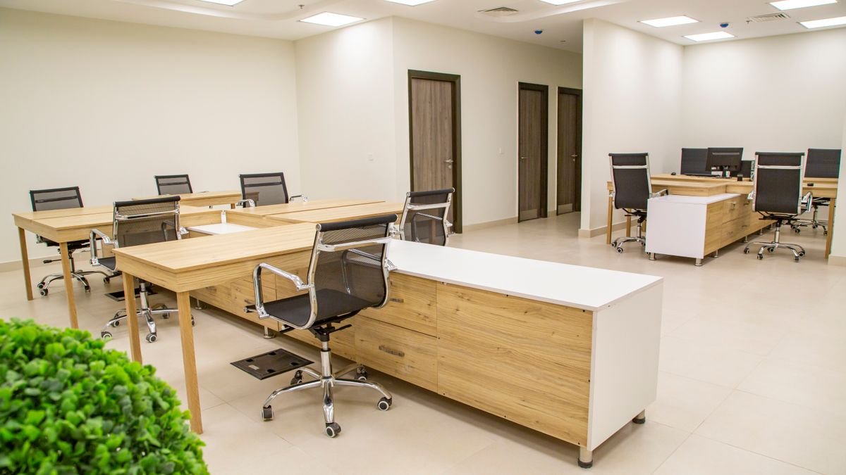 Bureaus en stoelen in een kantoor van bovenaf