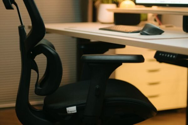 Moderne bureaustoel bij een desktopopstelling