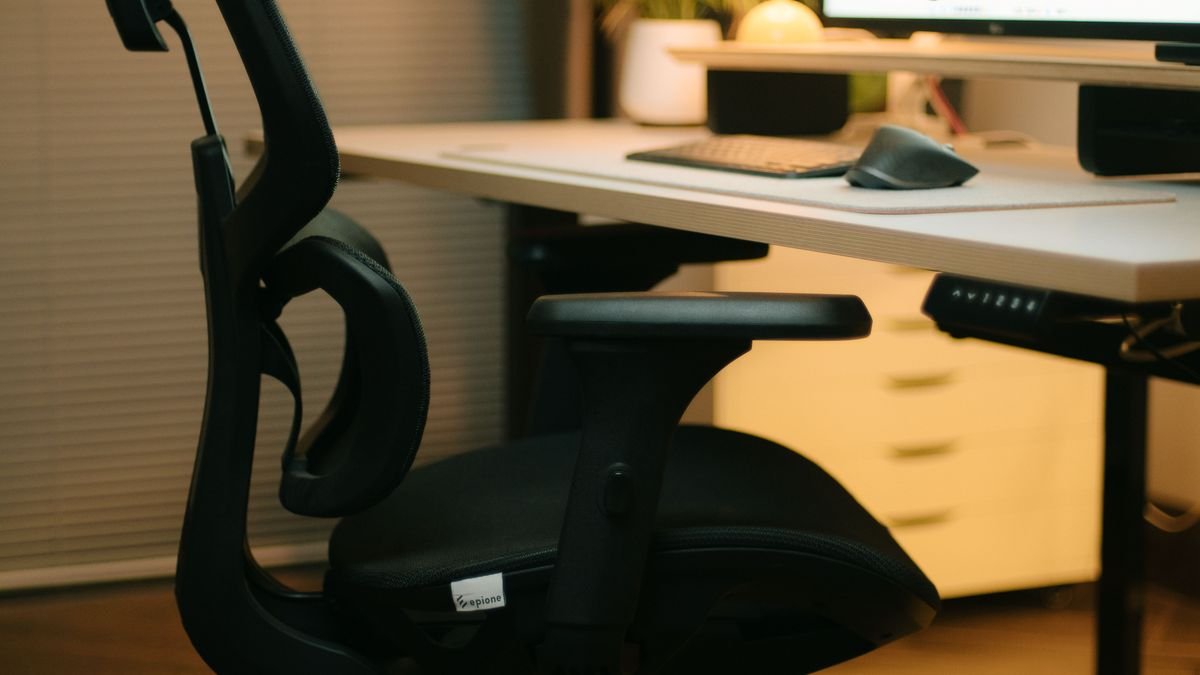 Moderne bureaustoel bij een desktopopstelling