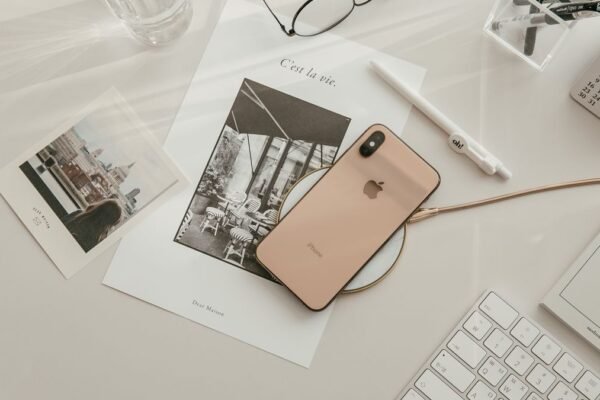 Werkplek met smartphone, toetsenbord en schrijfgerei