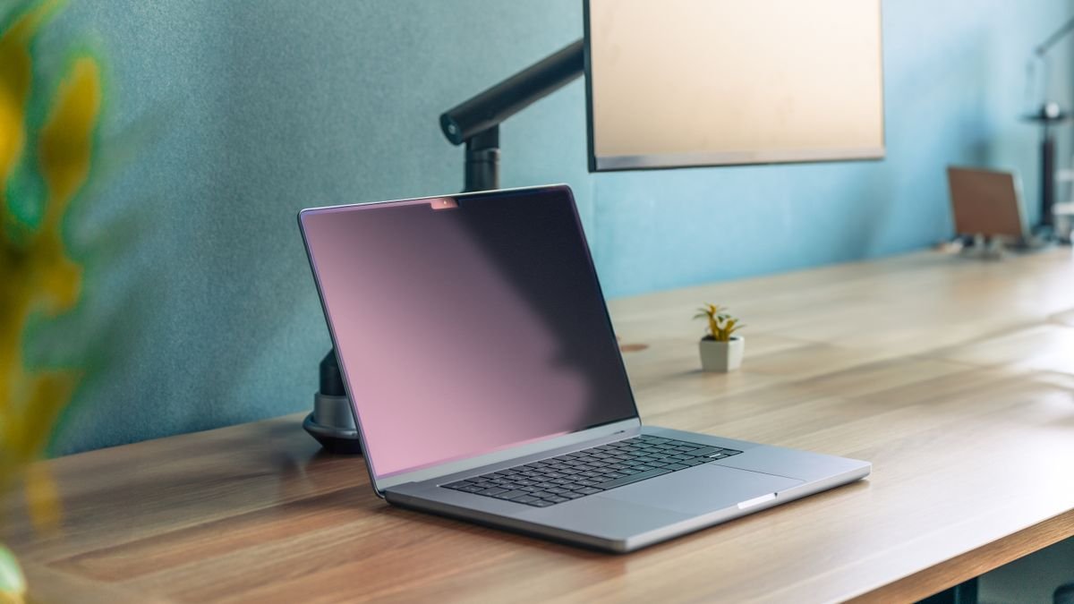Laptop op een houten bureau