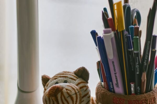 Kinderbureau met kleurrijke schrijfwaren en knuffel