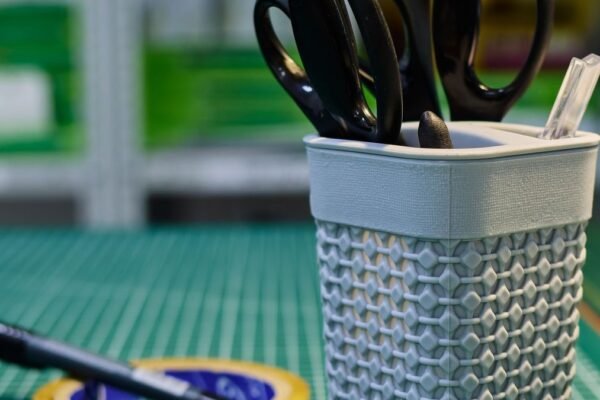 Kantoorbenodigdheden met schaar en tape netjes gerangschikt