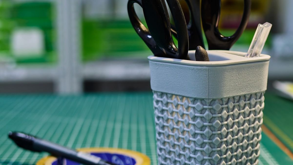 Kantoorbenodigdheden met schaar en tape netjes gerangschikt