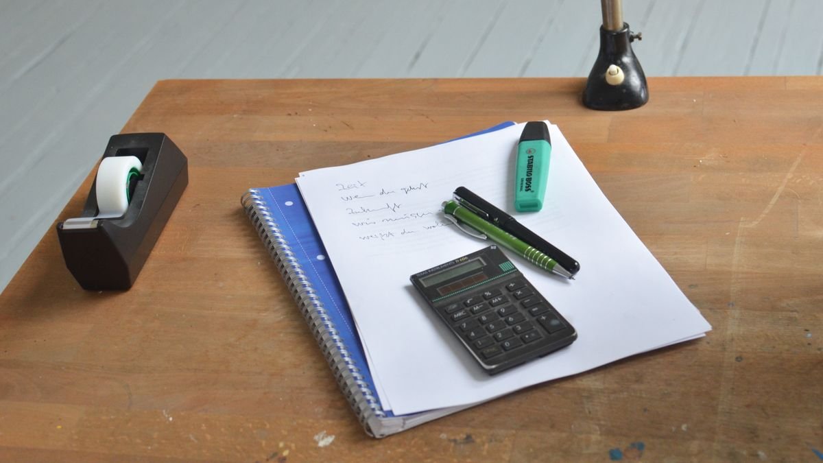 Werkplek met kantoorbenodigdheden en papieren