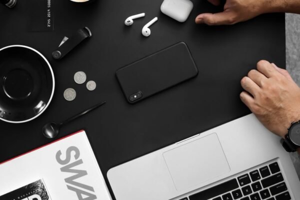 Bovenaanzicht van verschillende gadgets op een bureau