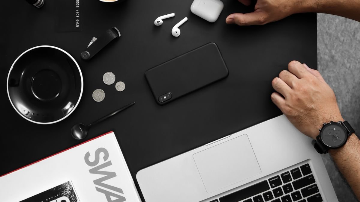 Bovenaanzicht van verschillende gadgets op een bureau
