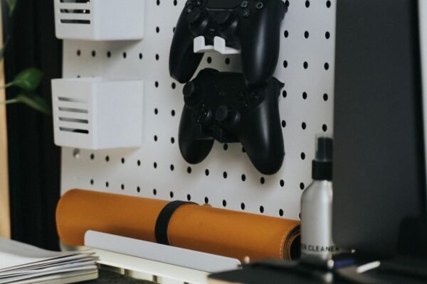 Thuiswerkplek met pegboard en computer