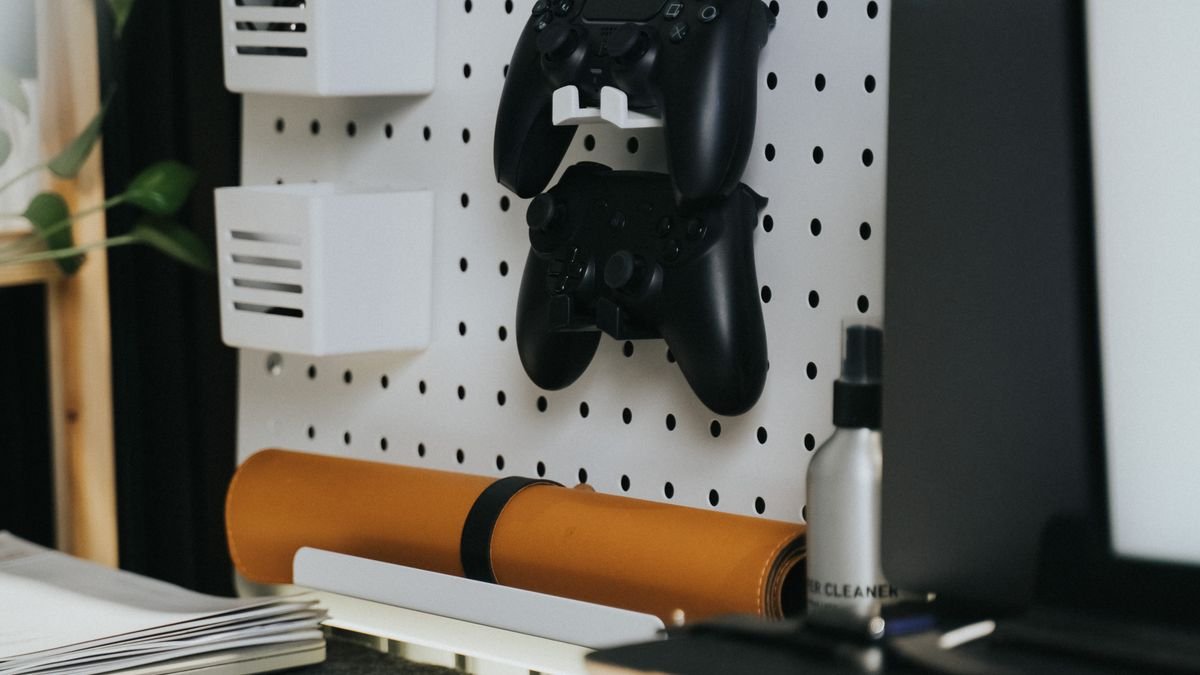 Thuiswerkplek met pegboard en computer