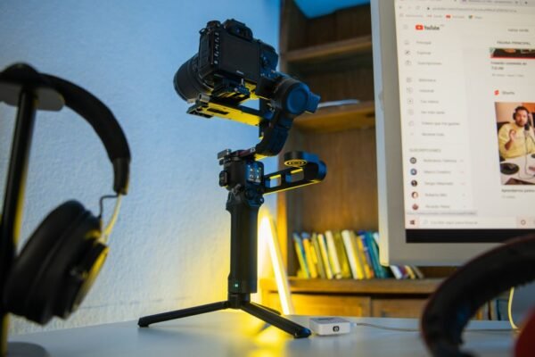 Koptelefoon en camera naast een monitor