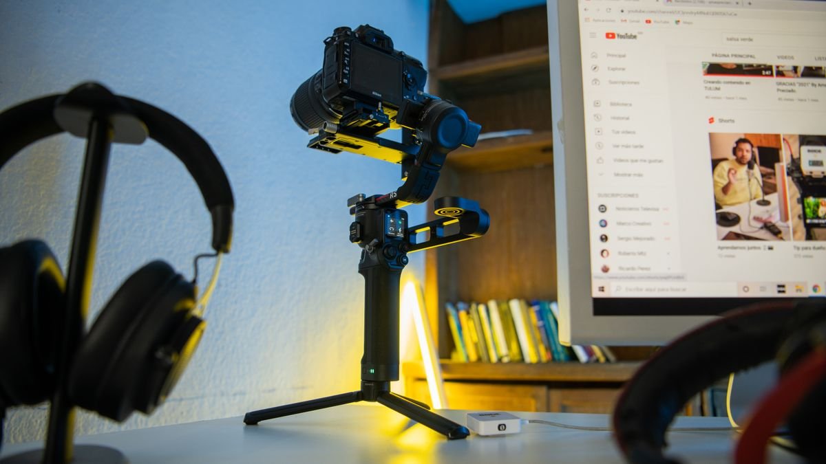 Koptelefoon en camera naast een monitor