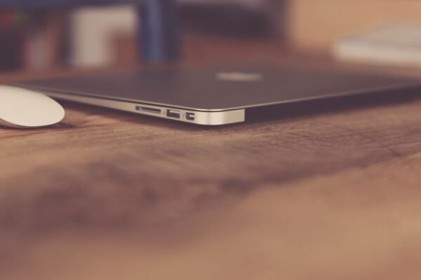 Modern werkplek met laptop en muis