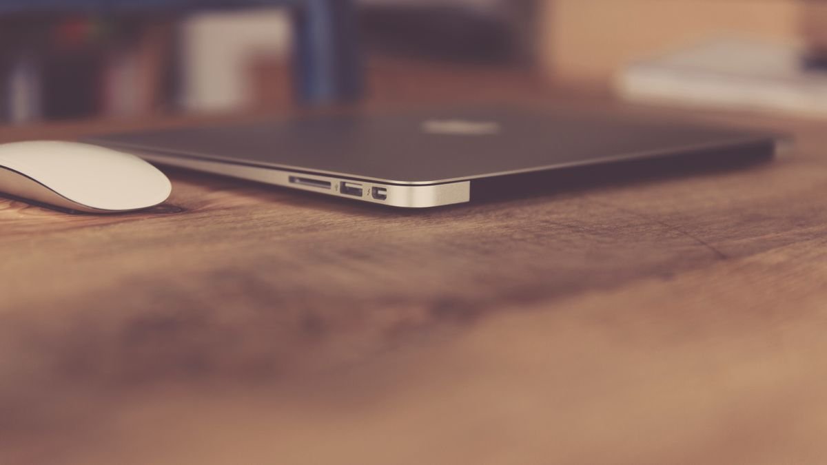 Modern werkplek met laptop en muis