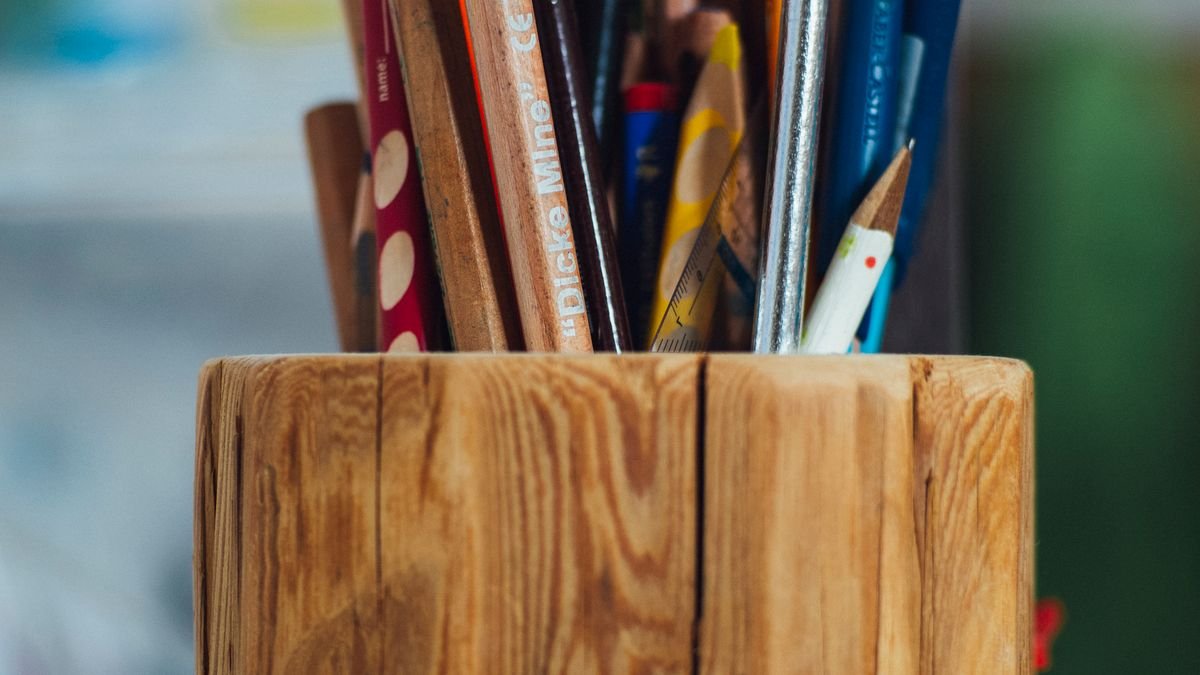 Houten organizer met kleurpotloden