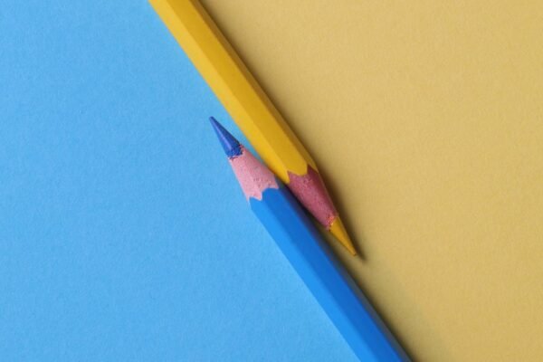 Gele en blauwe kleurpotloden