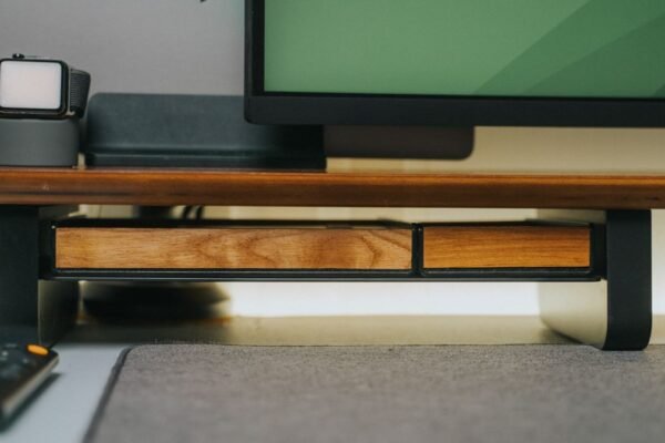 Bureau-opstelling met houten accenten en monitor