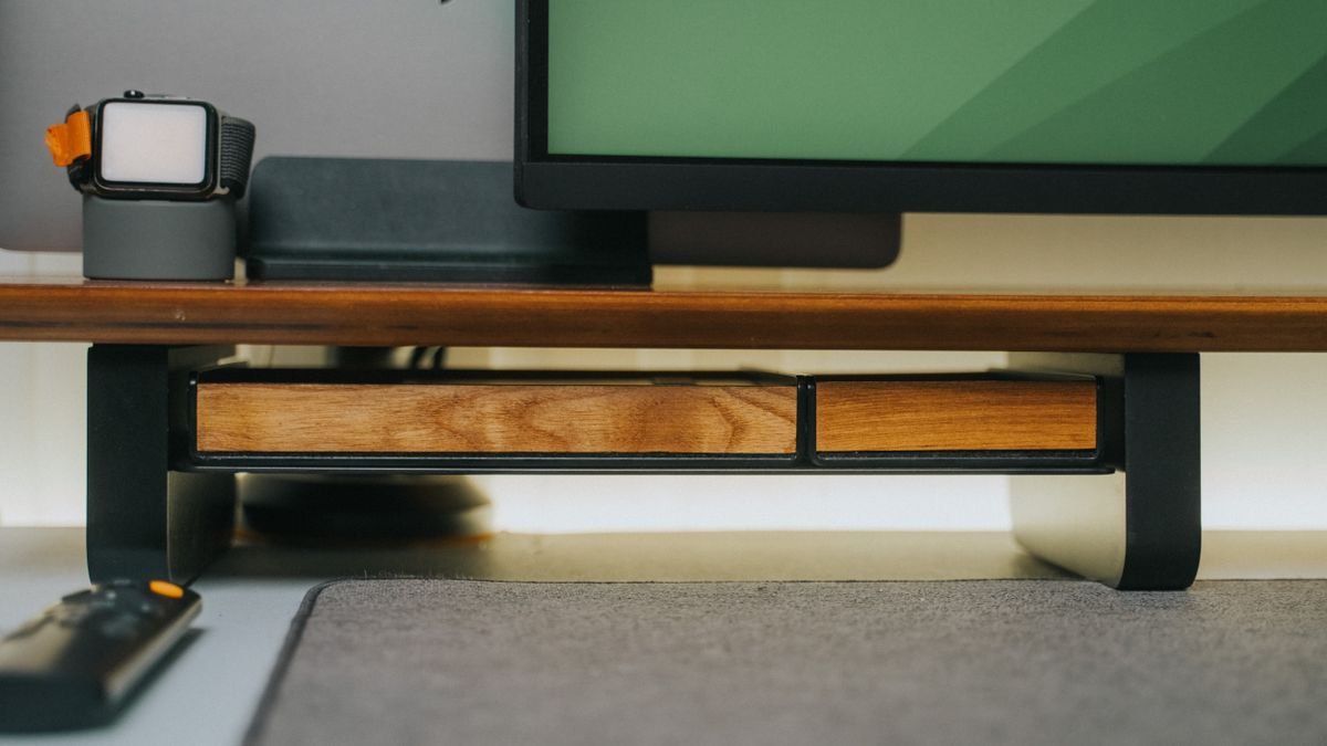 Bureau-opstelling met houten accenten en monitor