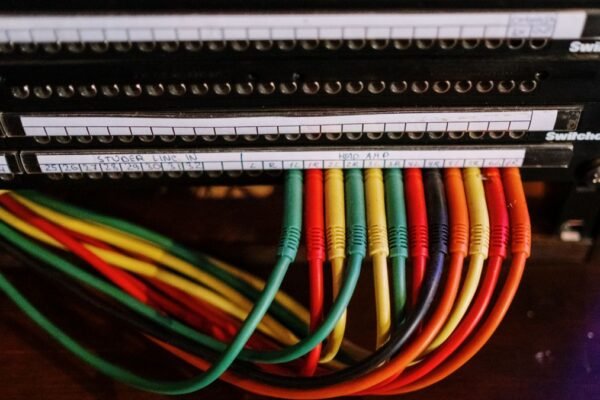 Gekleurde kabels netjes gelabeld