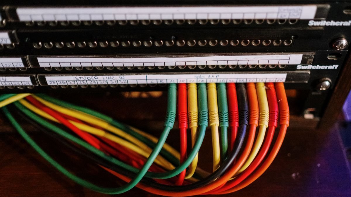Gekleurde kabels netjes gelabeld