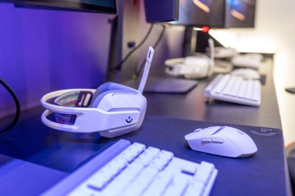 Modern gamingopstelling met headset en muis