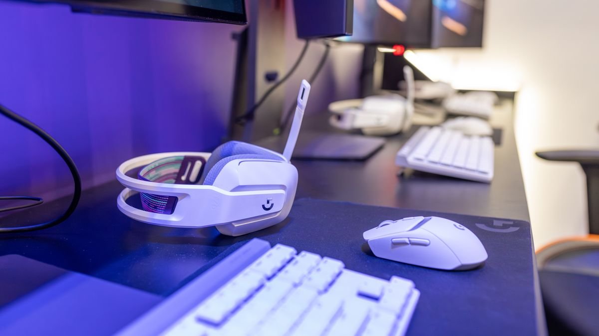 Modern gamingopstelling met headset en muis