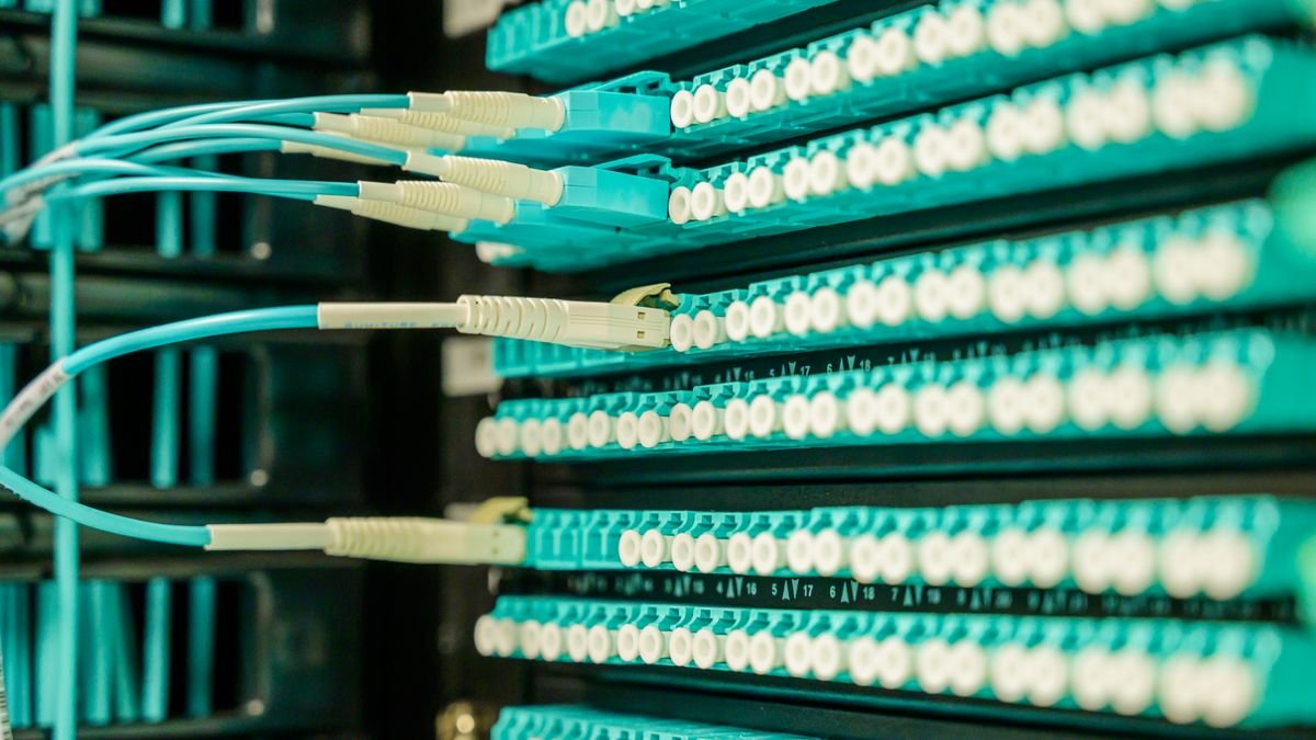 Kabel aangesloten op een patchpaneel