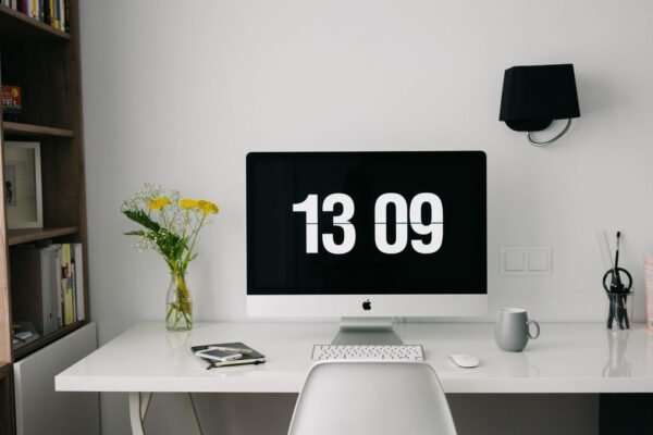 Zilverkleurige computer op een bureau