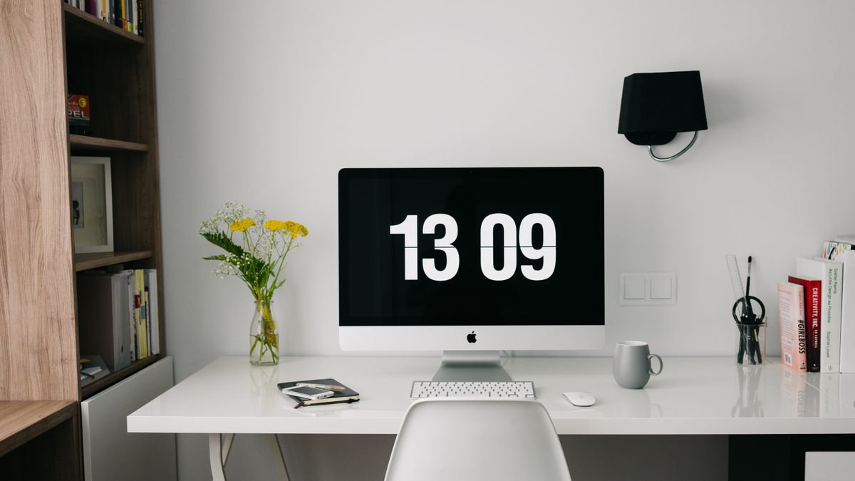 Zilverkleurige computer op een bureau