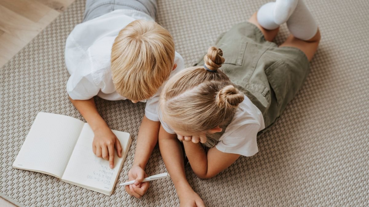 Kinderen maken samen huiswerk