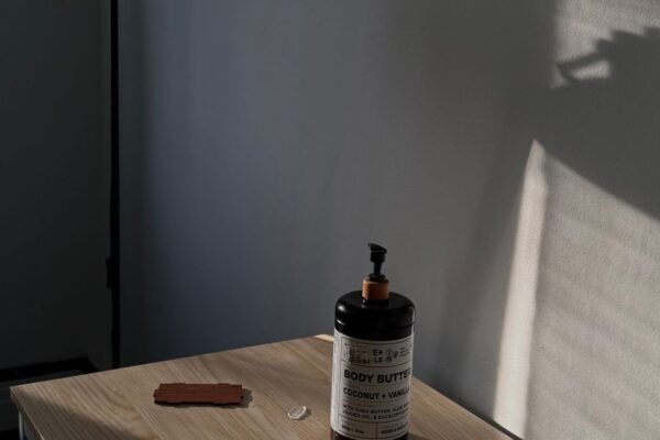 Minimalistisch bureau met lamp en schrijfgerei