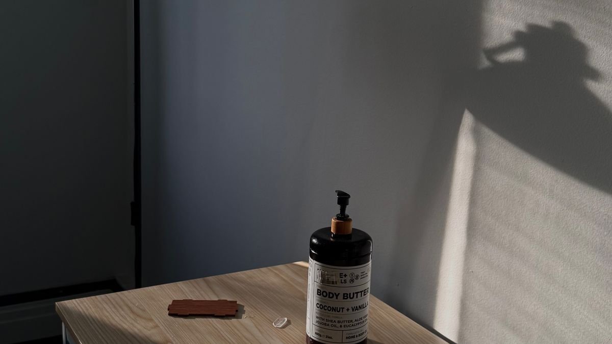 Minimalistisch bureau met lamp en schrijfgerei