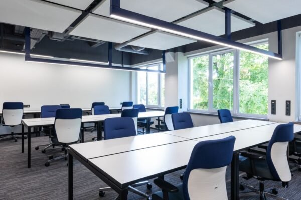 Hedendaags kantoor met stoelen bij bureaus