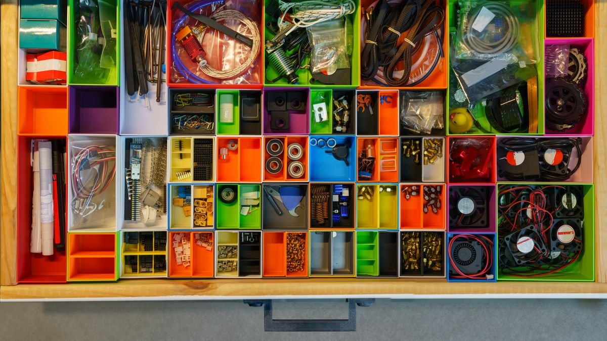 Lade met gekleurde bakjes waarin klein materiaal is gesorteerd