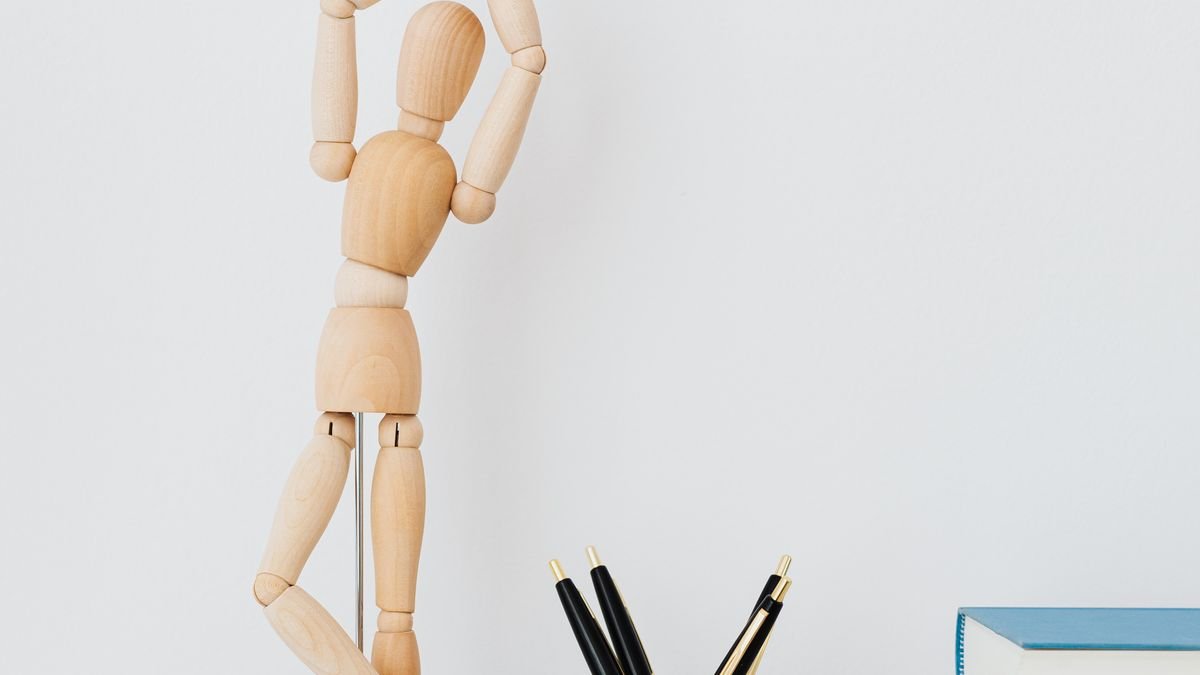 Wit bureau met notitieboek, pen en een kop koffie