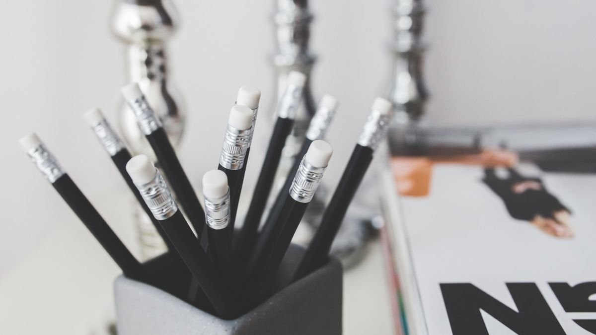 Zwarte potloden in strakke houder op minimalistisch bureau